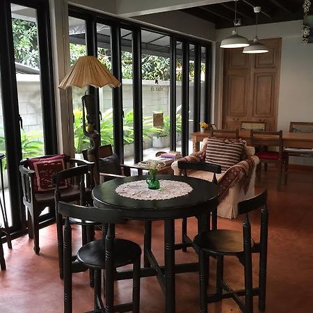 Baan Ongkharak Bed & Breakfast (Adults Only) Бангкок Экстерьер фото