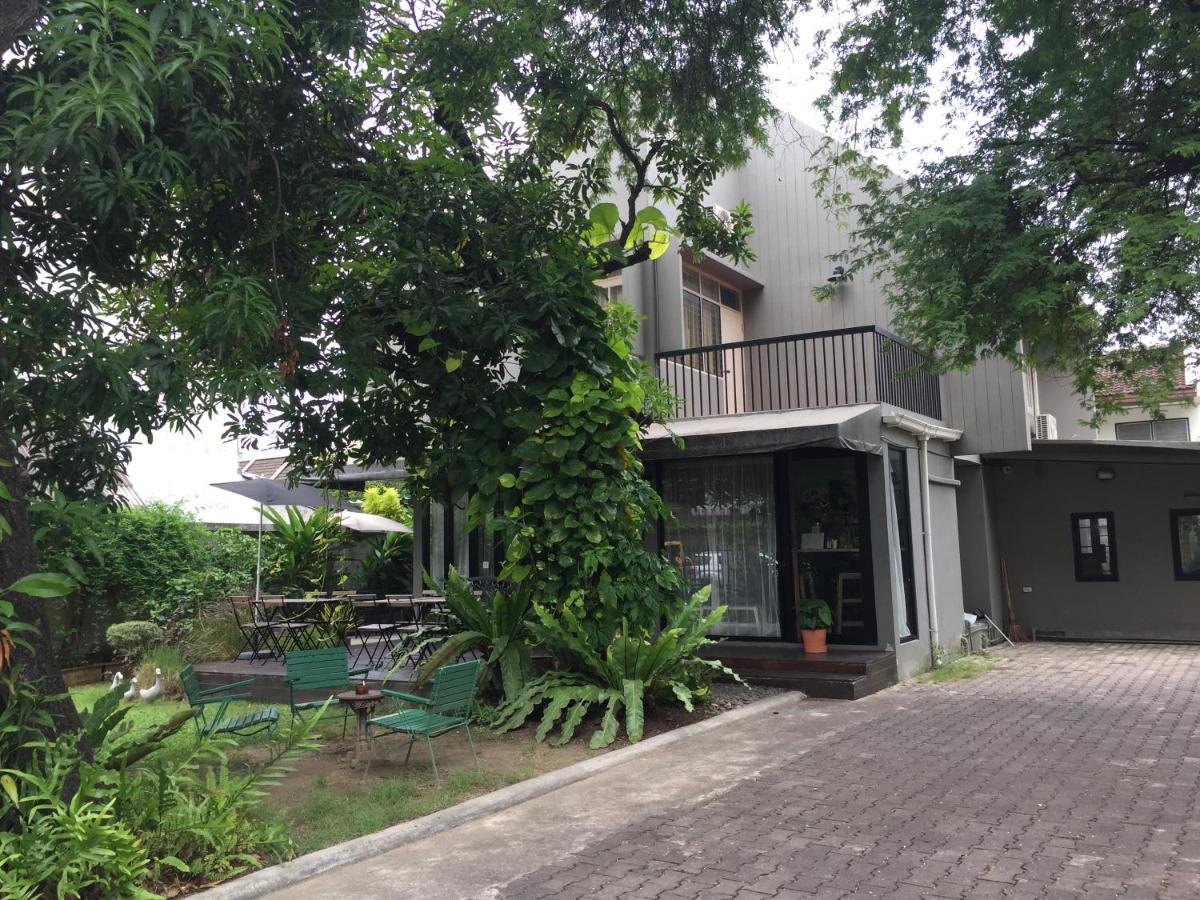 Baan Ongkharak Bed & Breakfast (Adults Only) Бангкок Экстерьер фото